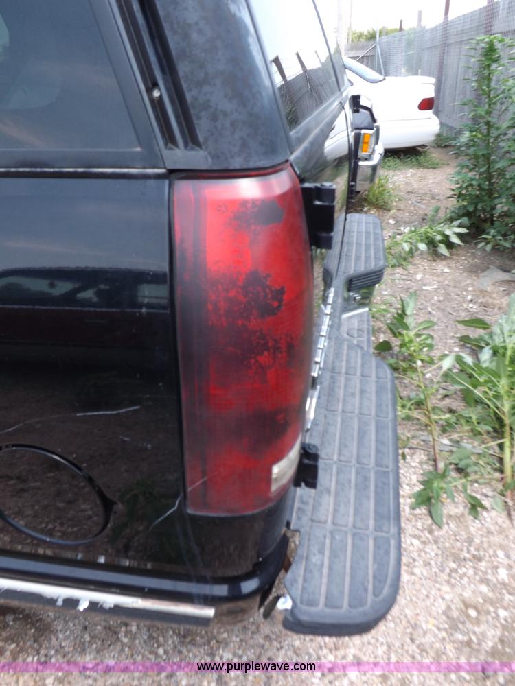 image for item J6923 1999 GMC Yukon SLE SUV