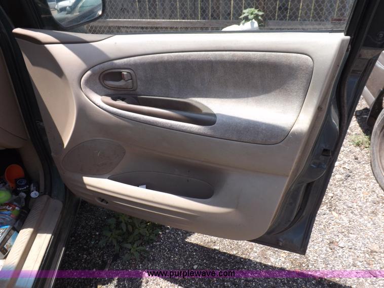image for item J6925 2000 Mazda MPV LX