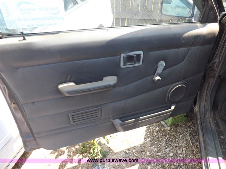 image for item J6930 1997 Nissan XE pickup truck