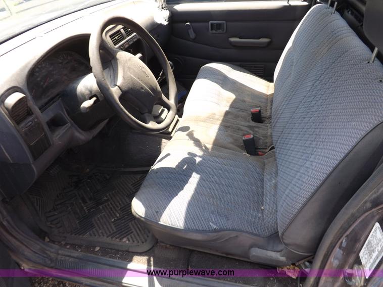 image for item J6930 1997 Nissan XE pickup truck