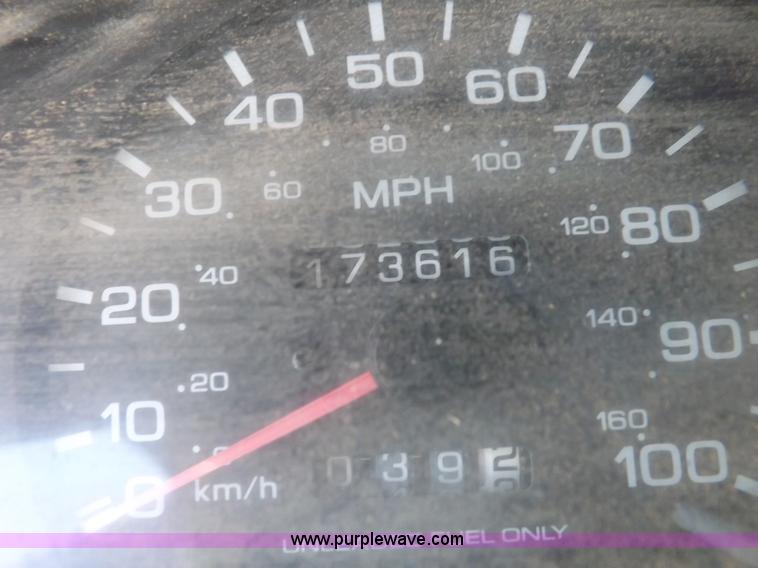 image for item J6930 1997 Nissan XE pickup truck