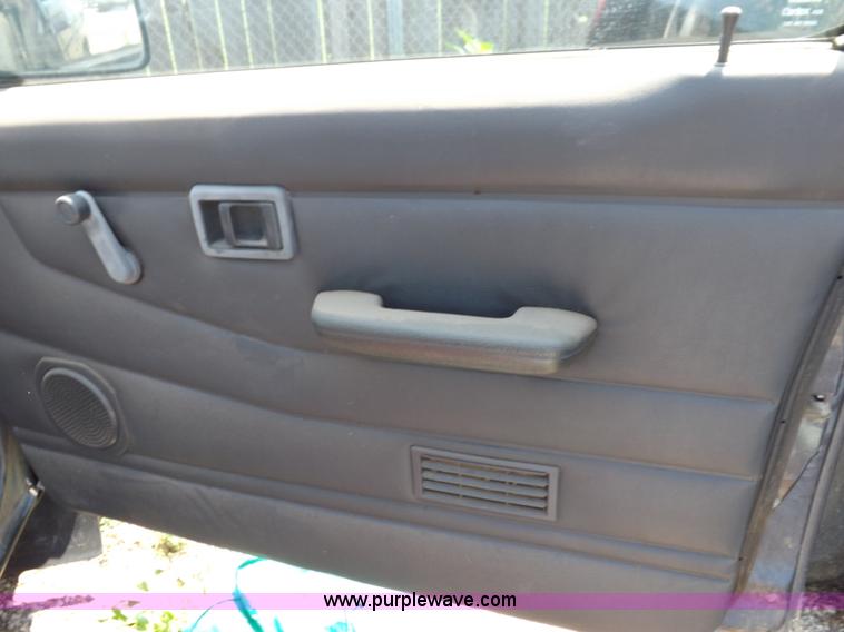 image for item J6930 1997 Nissan XE pickup truck