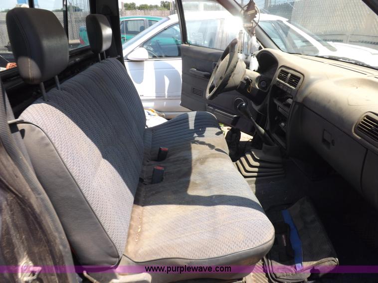 image for item J6930 1997 Nissan XE pickup truck