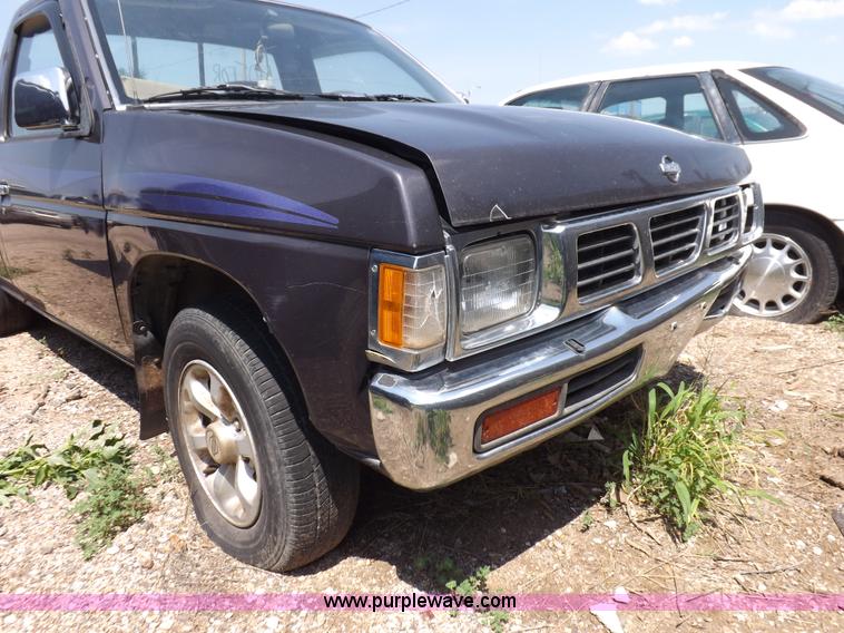 image for item J6930 1997 Nissan XE pickup truck