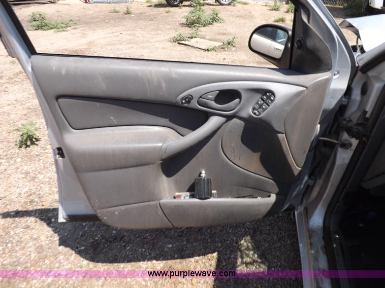image for item J6933 2004 Ford Focus SE