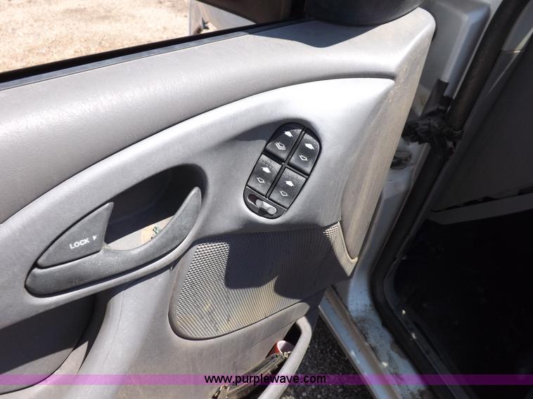 image for item J6933 2004 Ford Focus SE