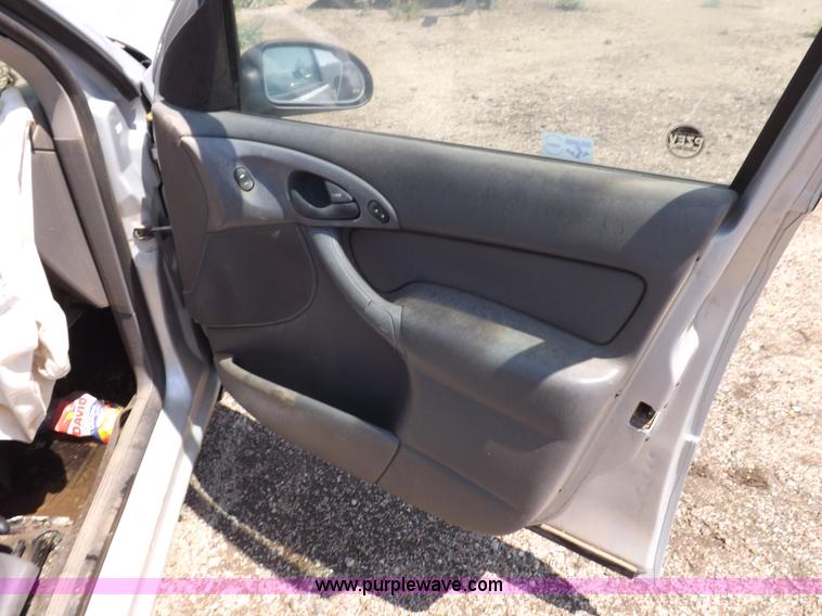 image for item J6933 2004 Ford Focus SE