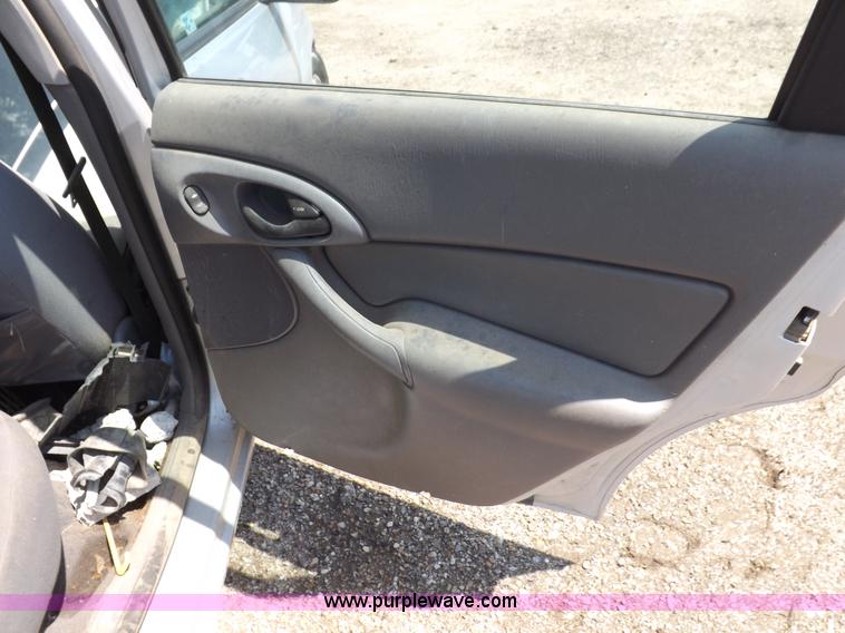 image for item J6933 2004 Ford Focus SE