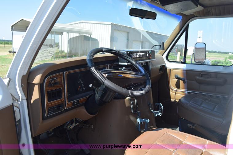 image for item J7920 1991 Ford Econoline E350 ambulance