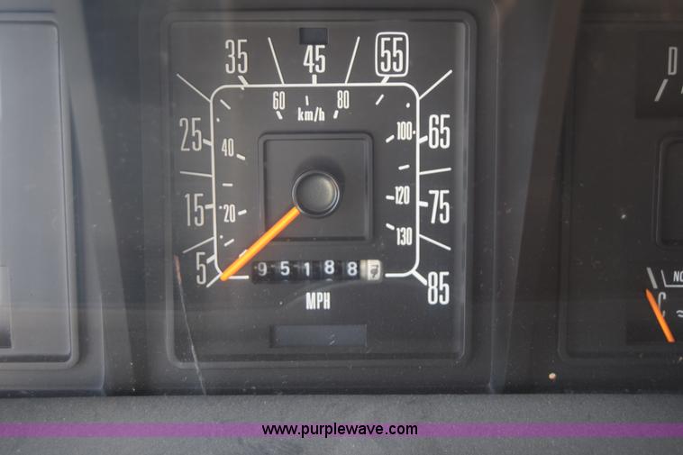 image for item J7920 1991 Ford Econoline E350 ambulance