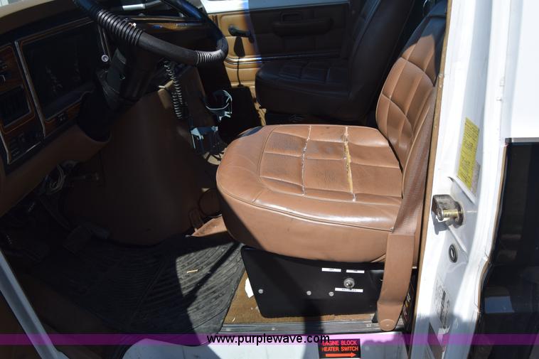image for item J7920 1991 Ford Econoline E350 ambulance