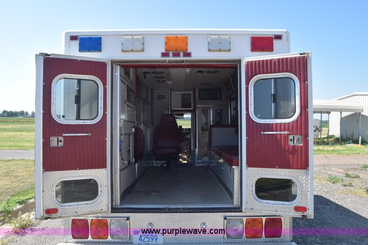 image for item J7920 1991 Ford Econoline E350 ambulance