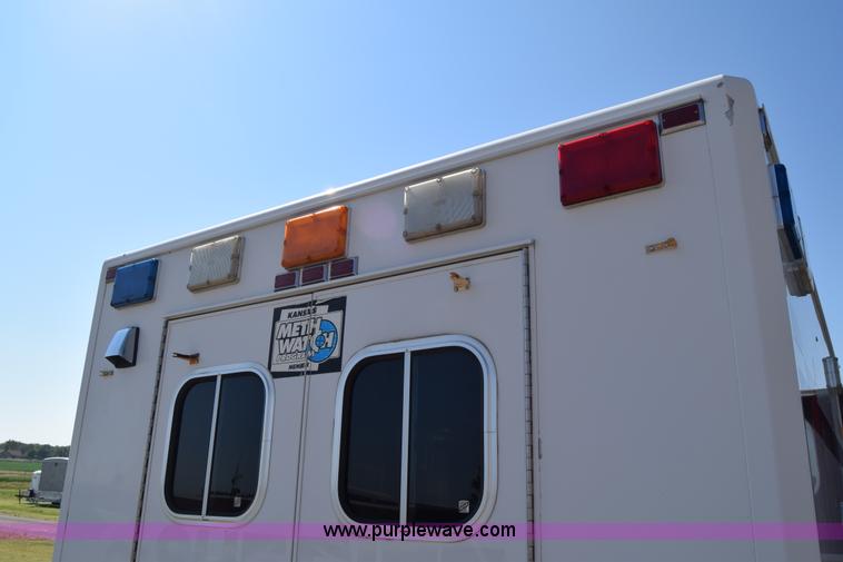 image for item J7920 1991 Ford Econoline E350 ambulance