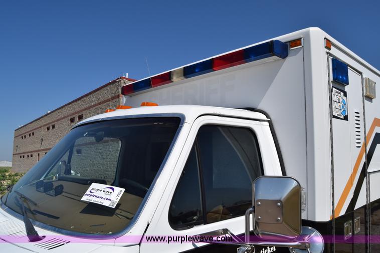 image for item J7920 1991 Ford Econoline E350 ambulance