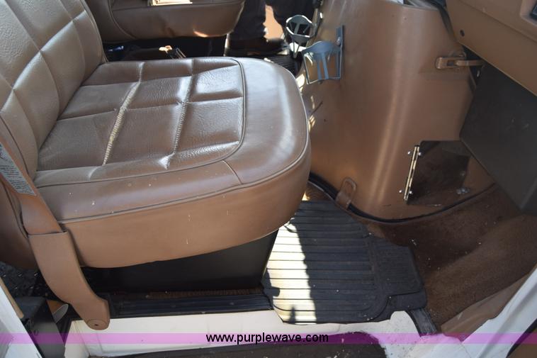 image for item J7920 1991 Ford Econoline E350 ambulance