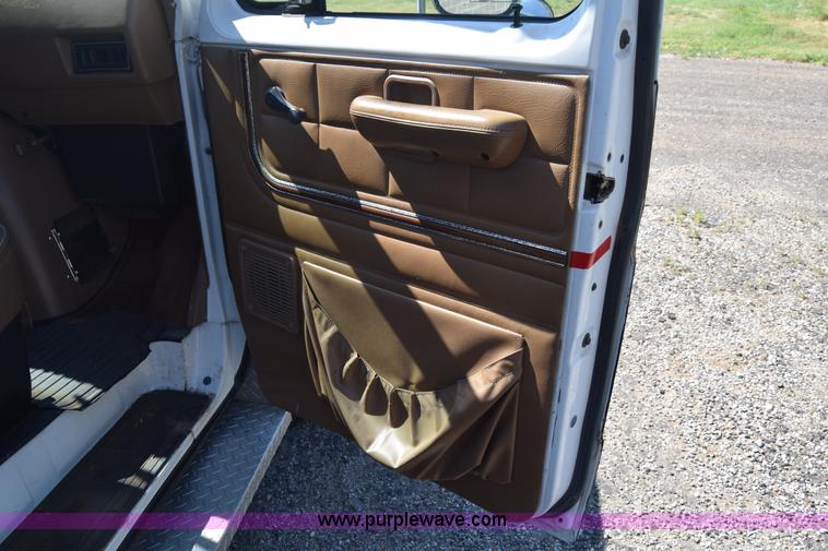 image for item J7920 1991 Ford Econoline E350 ambulance