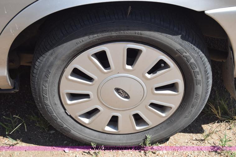 image for item J7925 2006 Ford Crown Victoria Police Interceptor