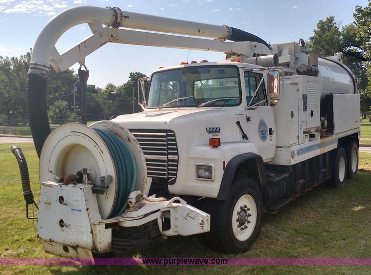 image for item K1020 1994 Ford L8000 vacuum truck