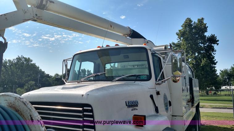 image for item K1020 1994 Ford L8000 vacuum truck