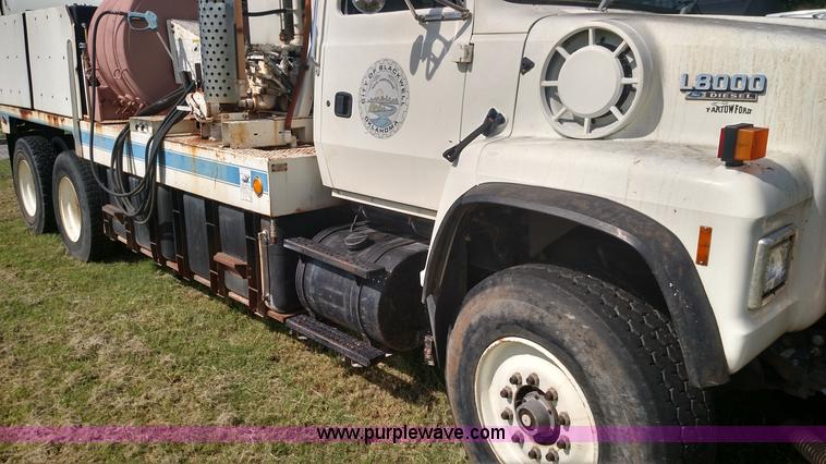image for item K1020 1994 Ford L8000 vacuum truck