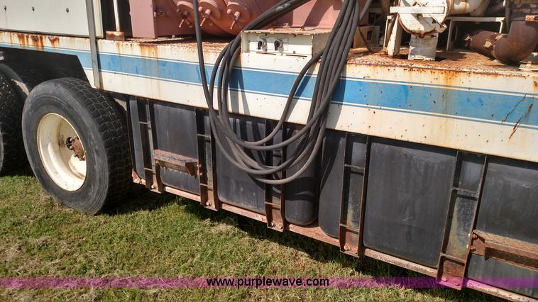 image for item K1020 1994 Ford L8000 vacuum truck