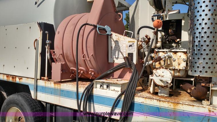 image for item K1020 1994 Ford L8000 vacuum truck