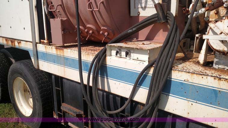 image for item K1020 1994 Ford L8000 vacuum truck