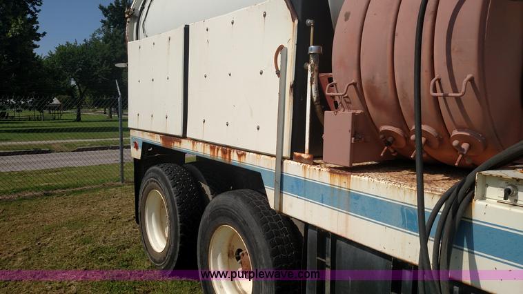 image for item K1020 1994 Ford L8000 vacuum truck