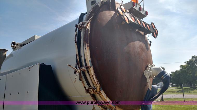 image for item K1020 1994 Ford L8000 vacuum truck