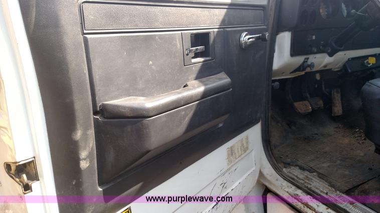 image for item K1021 1985 GMC 7000 oil distributor truck