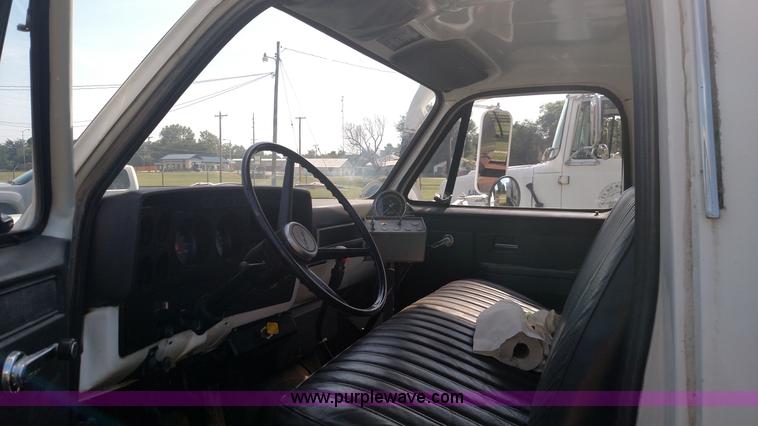 image for item K1021 1985 GMC 7000 oil distributor truck