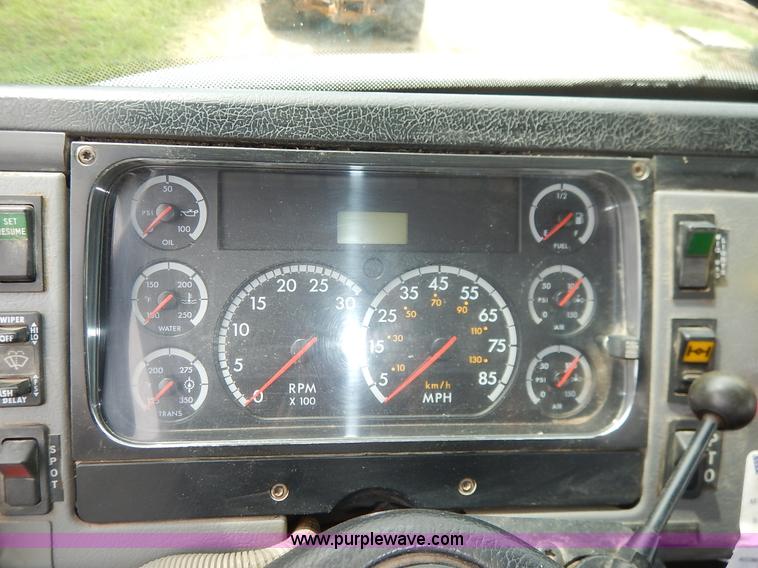 image for item K1528 2002 Freightliner FL70 bucket truck