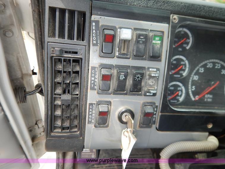 image for item K1528 2002 Freightliner FL70 bucket truck