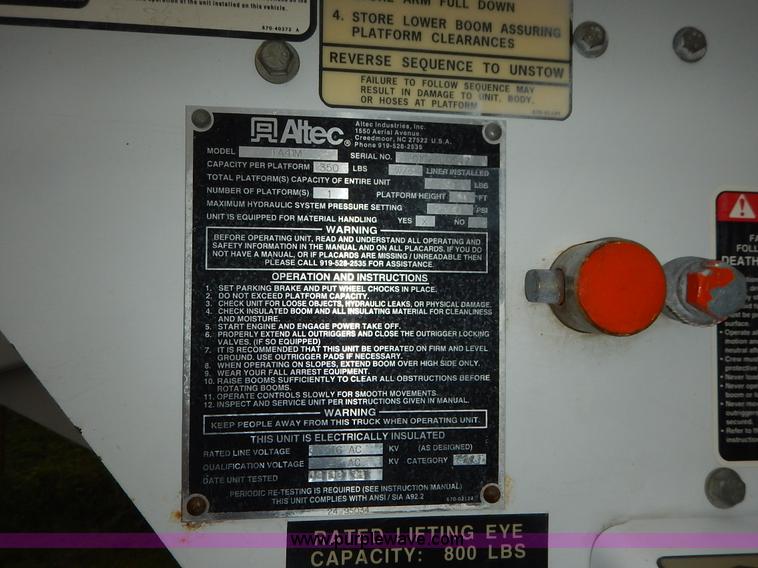 image for item K1528 2002 Freightliner FL70 bucket truck