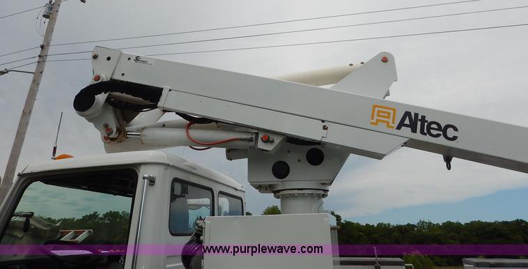 image for item K1528 2002 Freightliner FL70 bucket truck