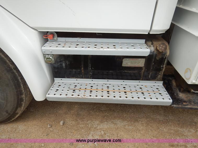 image for item K1528 2002 Freightliner FL70 bucket truck