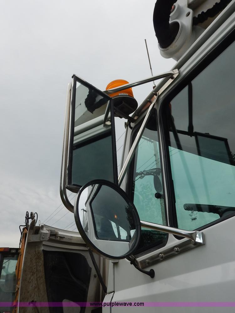 image for item K1528 2002 Freightliner FL70 bucket truck