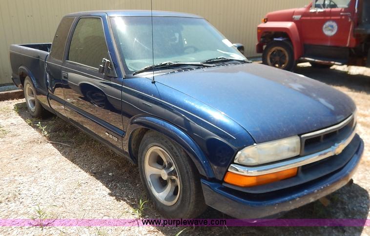 image for item K1550 1998 Chevrolet S10 LS Ext. Cab pickup truck