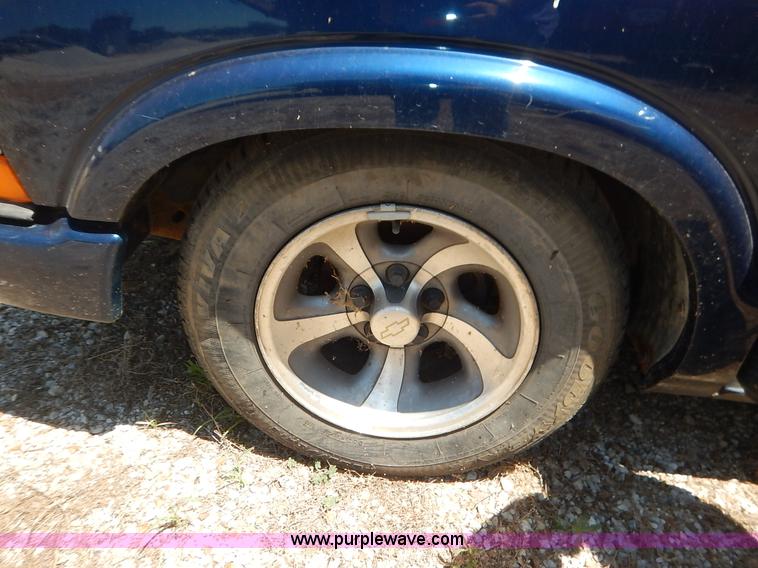 image for item K1550 1998 Chevrolet S10 LS Ext. Cab pickup truck