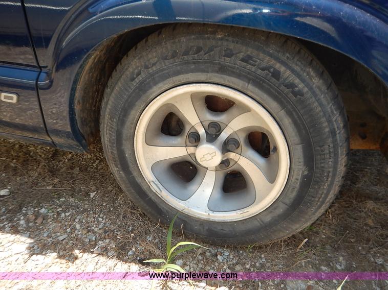 image for item K1550 1998 Chevrolet S10 LS Ext. Cab pickup truck