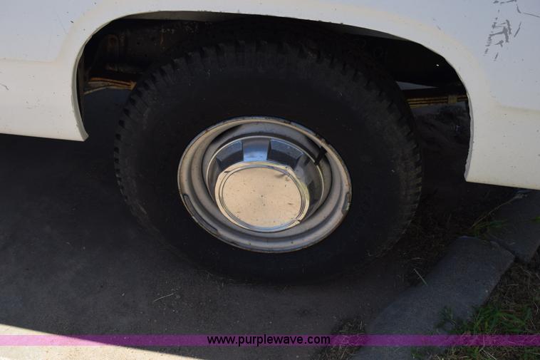 image for item K6175 1988 Dodge D250 pickup truck