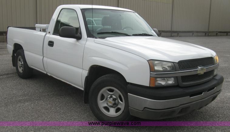 image for item K8712 2004 Chevrolet Silverado 1500 pickup truck