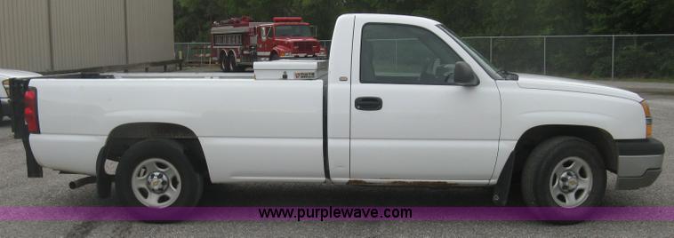 image for item K8712 2004 Chevrolet Silverado 1500 pickup truck