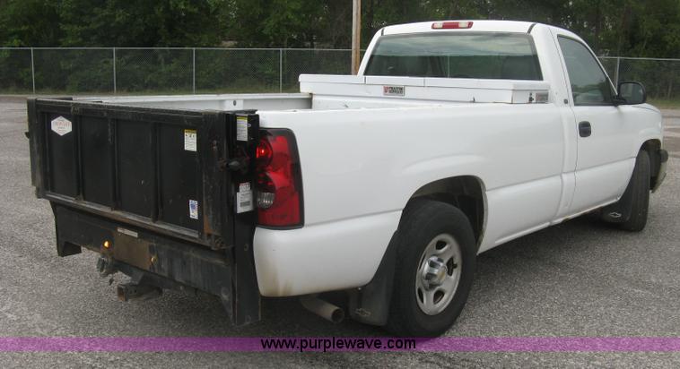 image for item K8712 2004 Chevrolet Silverado 1500 pickup truck