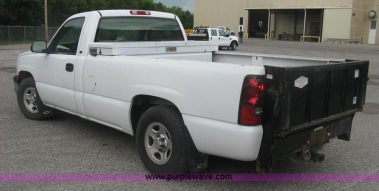 image for item K8712 2004 Chevrolet Silverado 1500 pickup truck