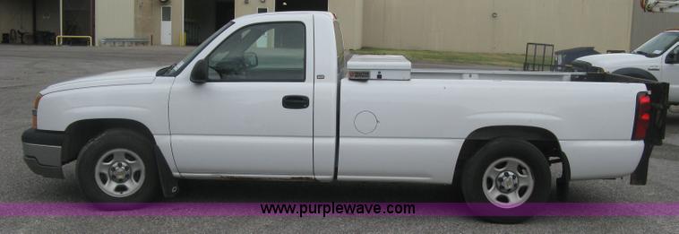 image for item K8712 2004 Chevrolet Silverado 1500 pickup truck