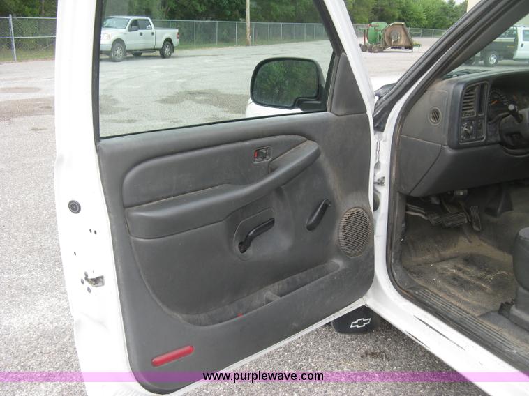 image for item K8712 2004 Chevrolet Silverado 1500 pickup truck