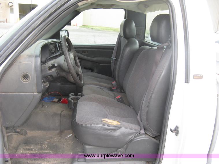 image for item K8712 2004 Chevrolet Silverado 1500 pickup truck
