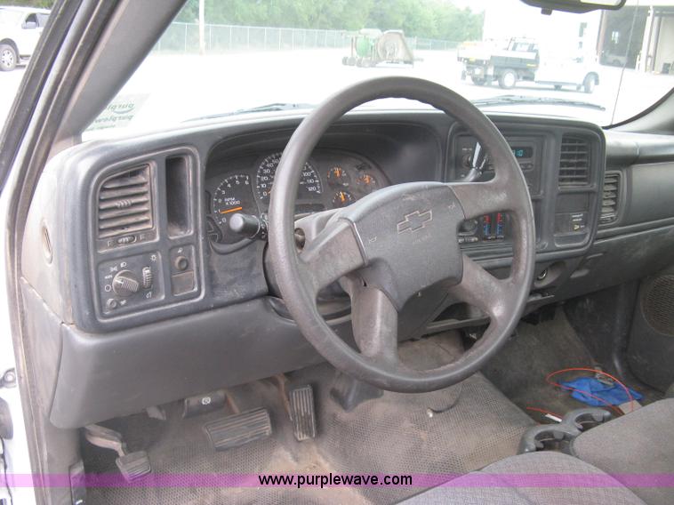 image for item K8712 2004 Chevrolet Silverado 1500 pickup truck