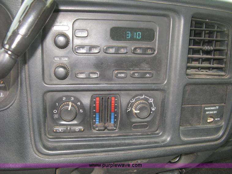 image for item K8712 2004 Chevrolet Silverado 1500 pickup truck